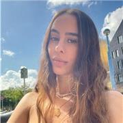 Estudiante universitaria con capacidad para impartir clases a niños y niñas con dificultad en ciertas asignaturas